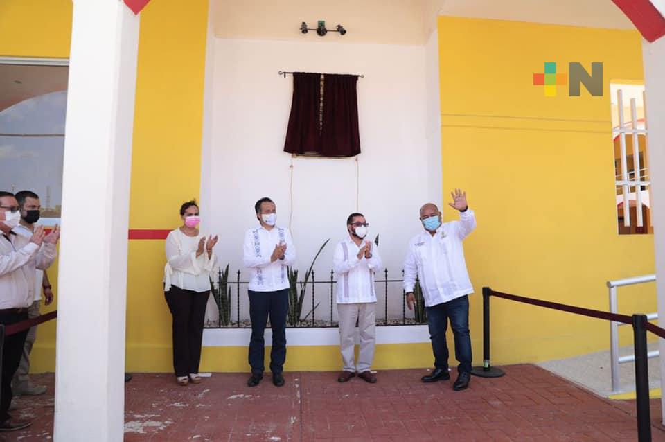 Develan Gobernador y Secretario de Gobierno placa en DIF de Agua Dulce