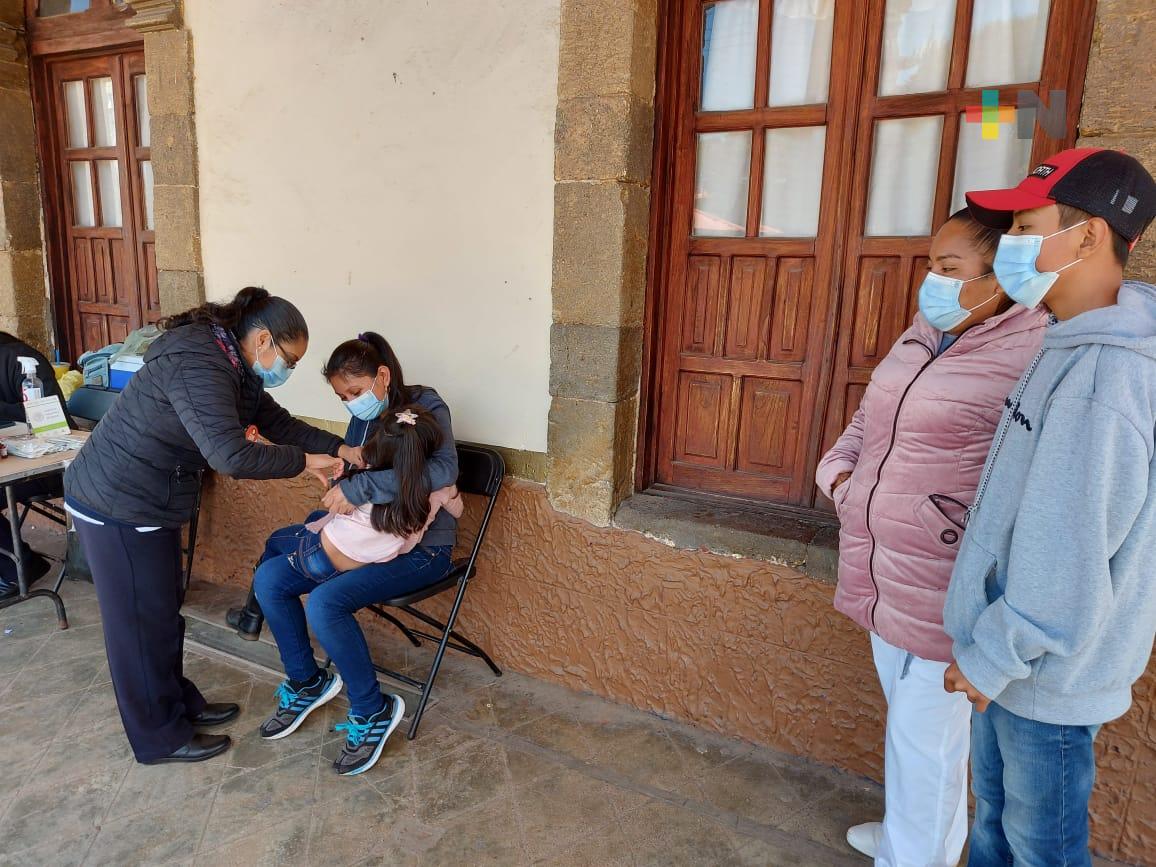 Secretaría de Salud lleva a cabo esquema de vacunación infantil en Huayacocotla