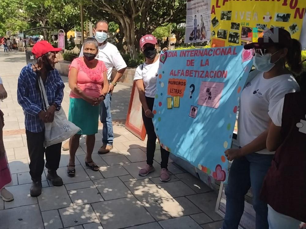 Adultos de Papantla quieren aprender a leer y escribir