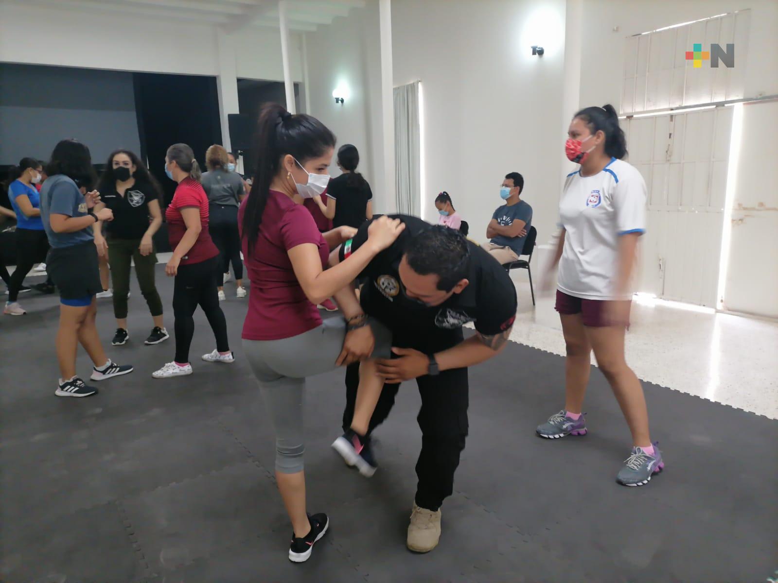 Mujeres de Coatzacoalcos aprenden defensa personal para enfrentar agresiones