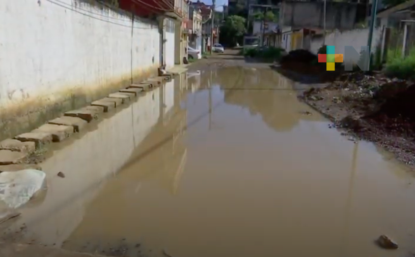 A raíz de pavimentación, se inundan calles de la colonia El Moral