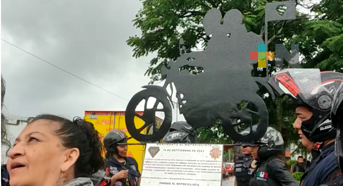 En Córdoba, develan monumento al Motociclista Viajero