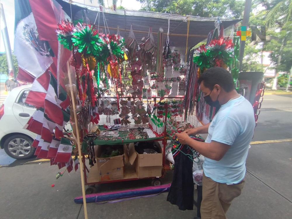 En municipio de Veracruz, comerciantes de artículos patrios esperan mejorar ventas