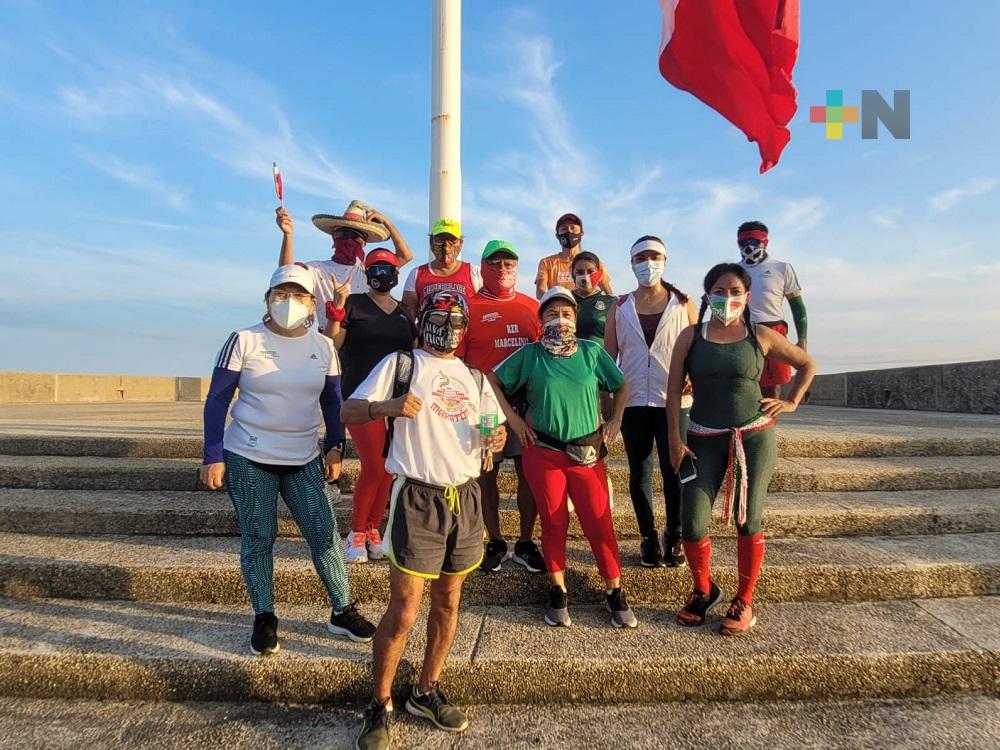 Con atuendos alusivos a las fiestas patrias, Runners de Coatzacoalcos demuestran su orgullo mexicano