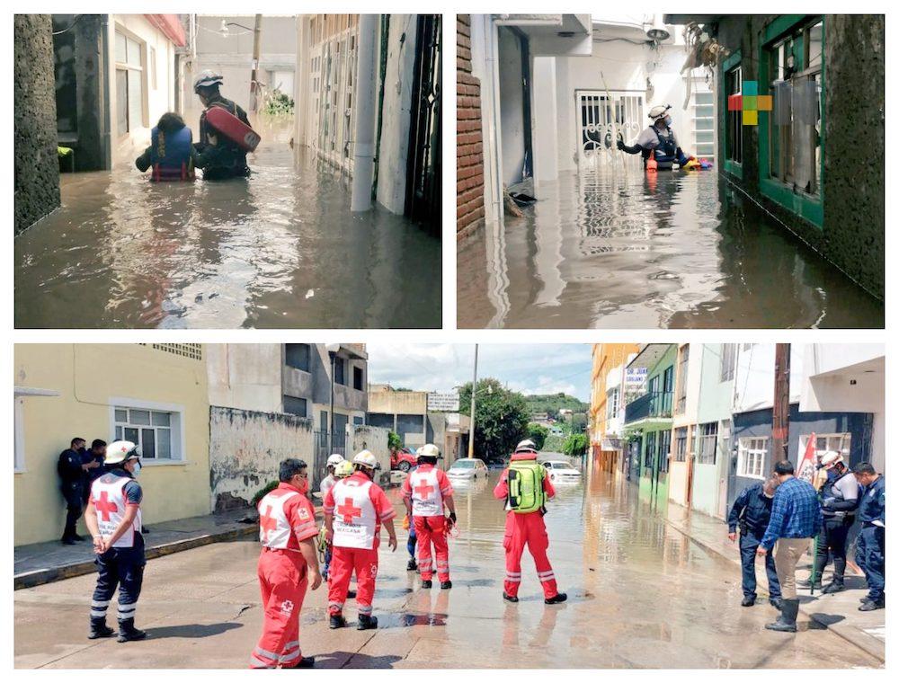 Auxilia Delegación de la Cruz Roja Mexicana de Veracruz-Boca, en desbordamiento de río Tula