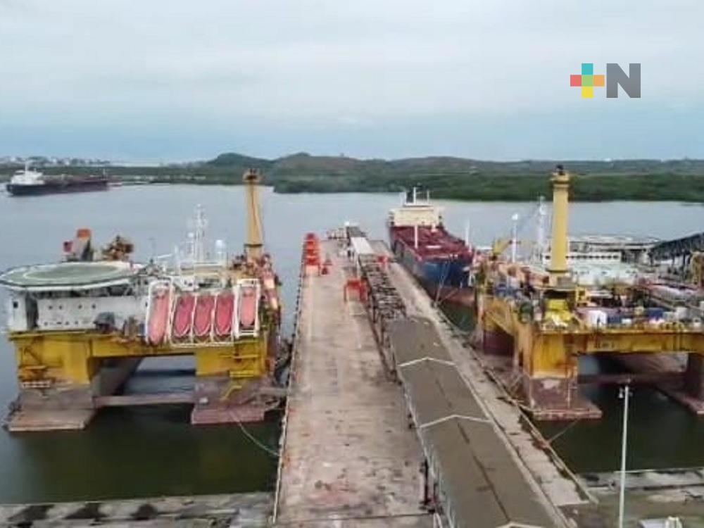 Después de dos años y siete meses varadas, embarcaciones dejan puerto de Coatzacoalcos