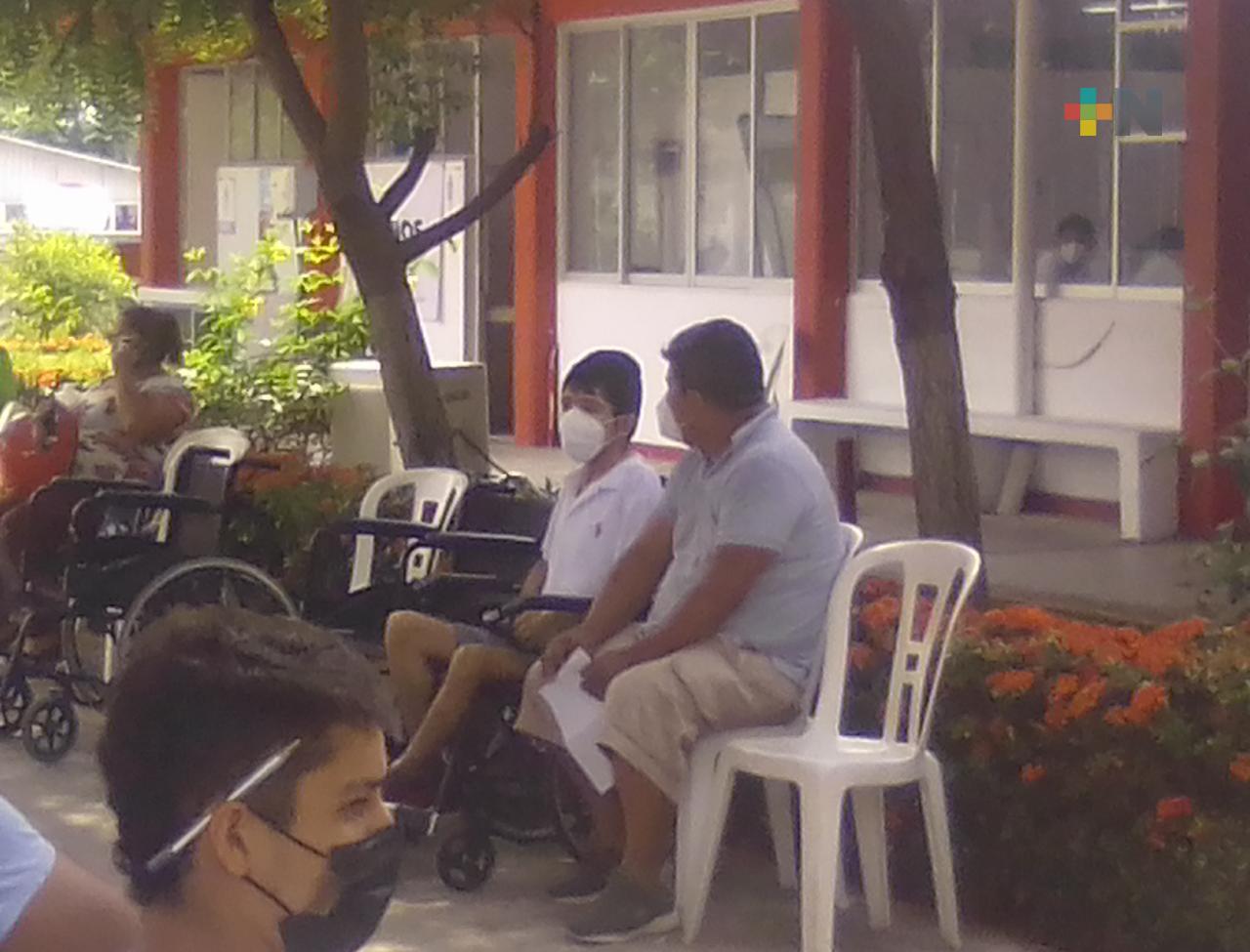 Jóvenes con discapacidades también acuden a vacunarse