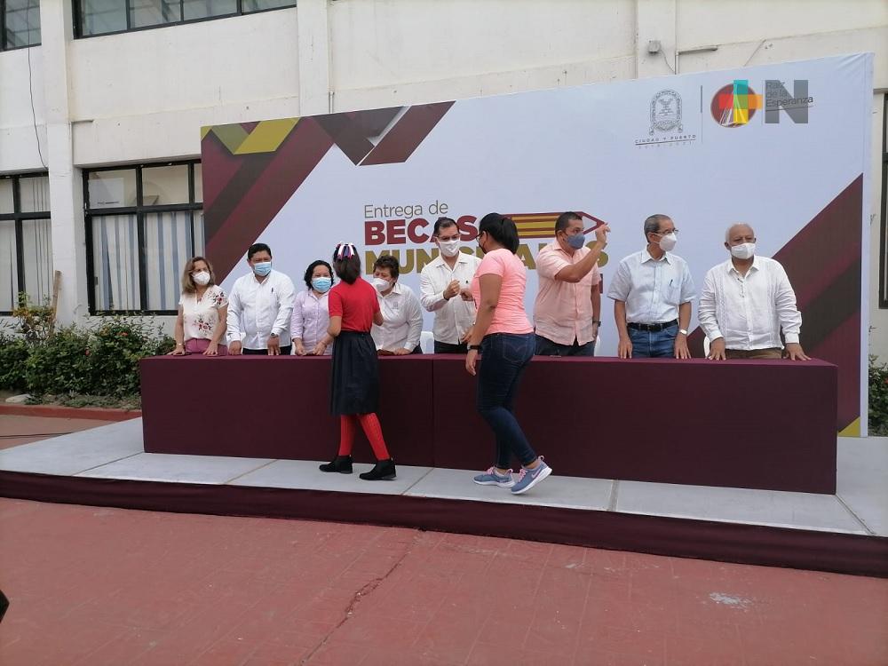 En Coatzacoalcos inició el pago de becas municipales
