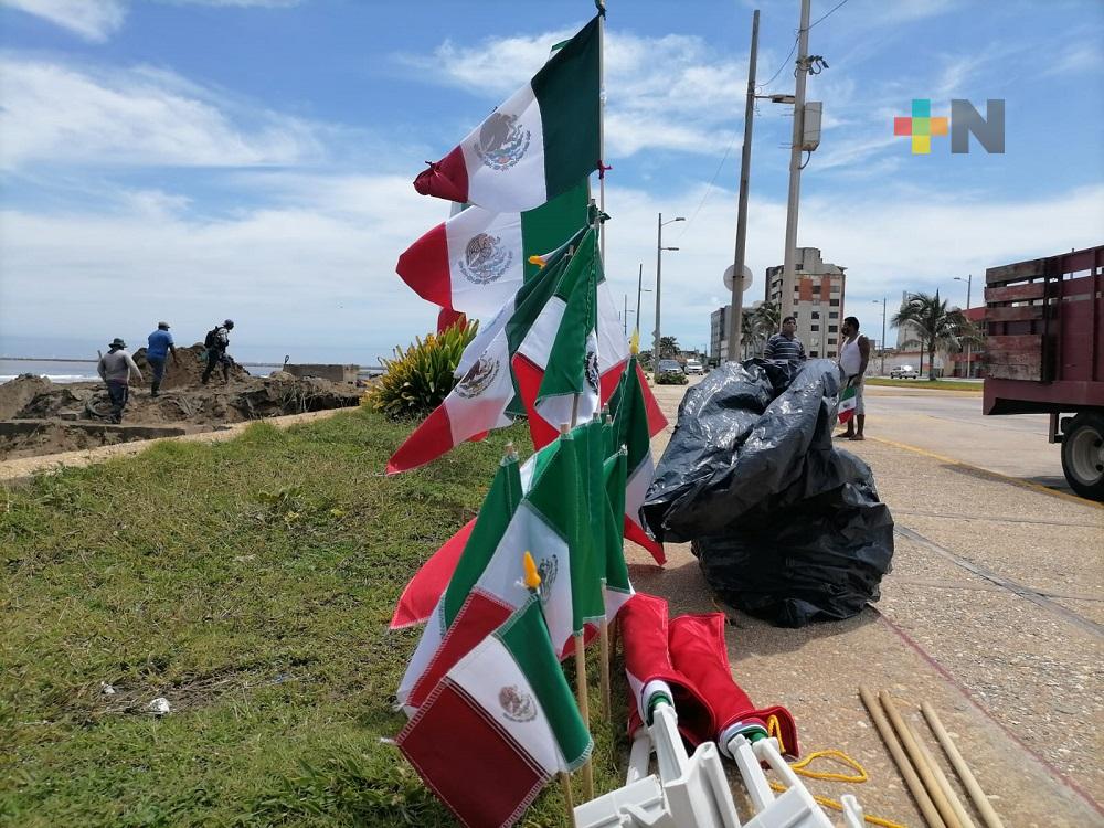 En centro de Coatzacoalcos, vendedores ambulantes sin poder comerciar artículos patrios