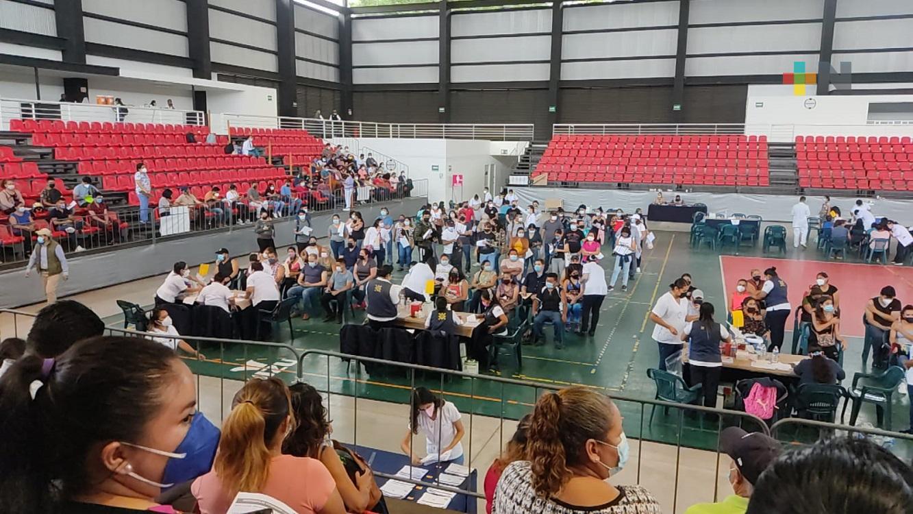 En último día de vacunación anticovid, miles de personas continúan llegado a sede de Córdoba