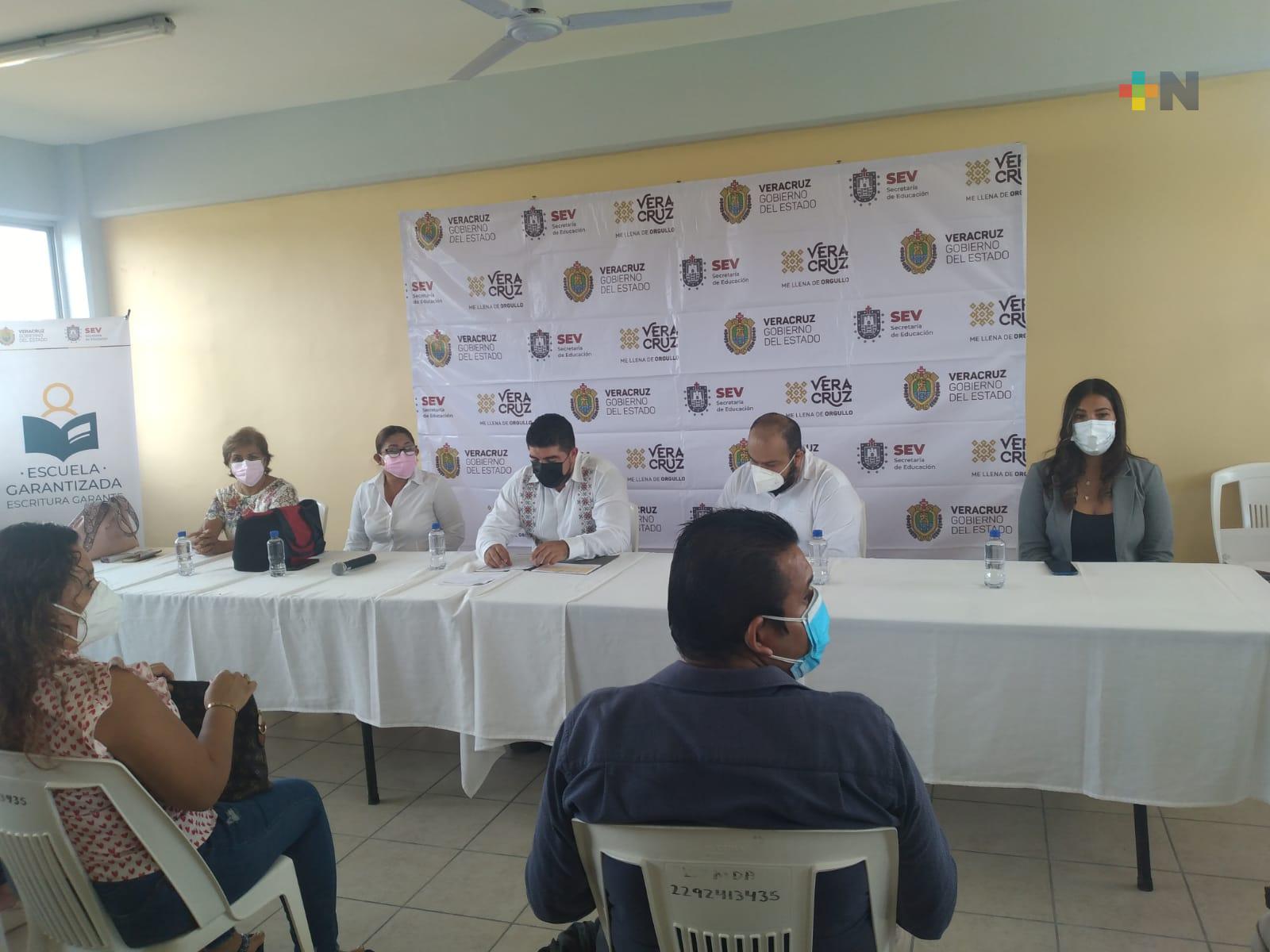 Entrega SEV 14 escrituras a escuelas de nivel básico en región Veracruz