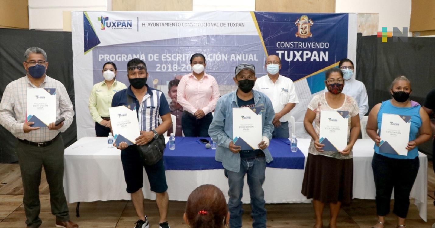 Entregan escrituras a más de 30 familias de comunidades de Tuxpan