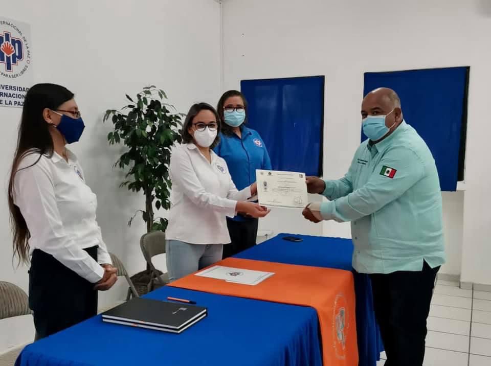 Recibe Eric Cisneros título de Maestro en Administración por Universidad de Baja California Sur