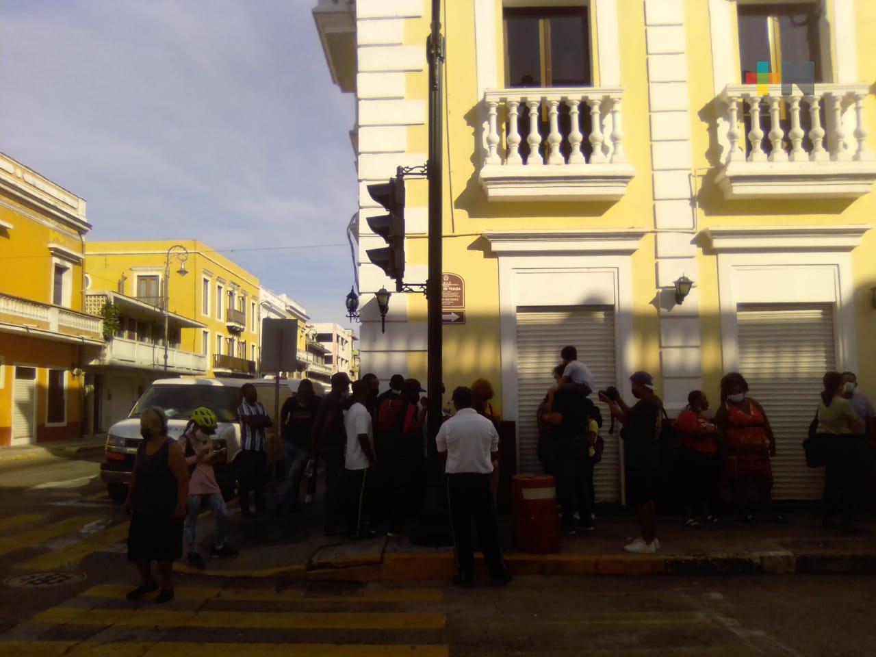 Abarrotan haitianos oficinas del Instituto Nacional de Migración del puerto de Veracruz