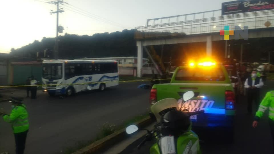 Autobús atropelló y causó muerte a oficial de tránsito estatal