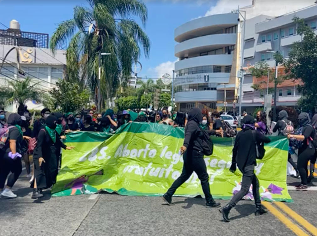 Marchan feministas en centro de Xalapa; piden se garantice el aborto legal seguro y gratuito