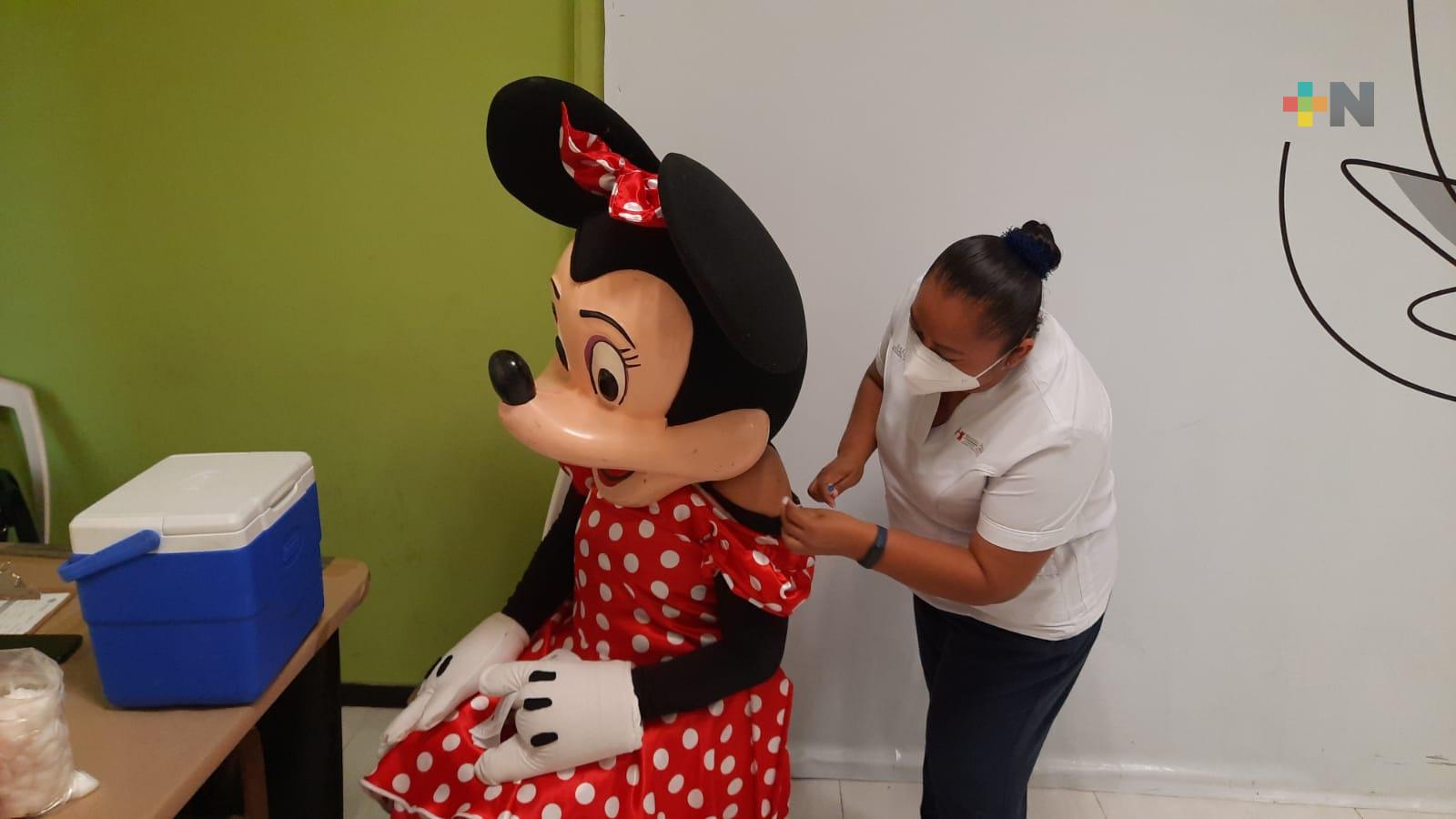 Minnie Mouse se vacuna contra el COVID-19 en Nanchital