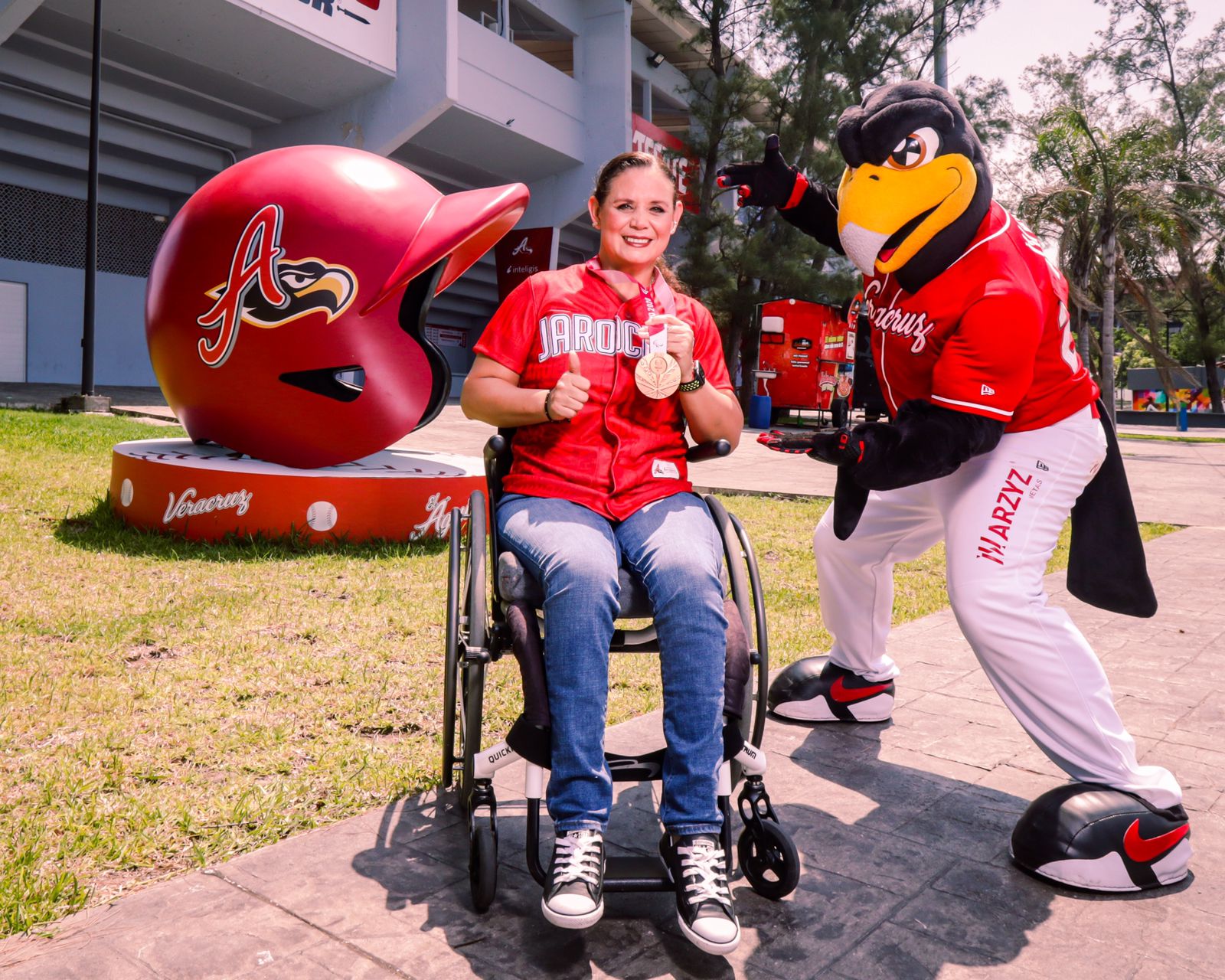 Nely Miranda comparte su ‘medalla de vida’ con El Águila