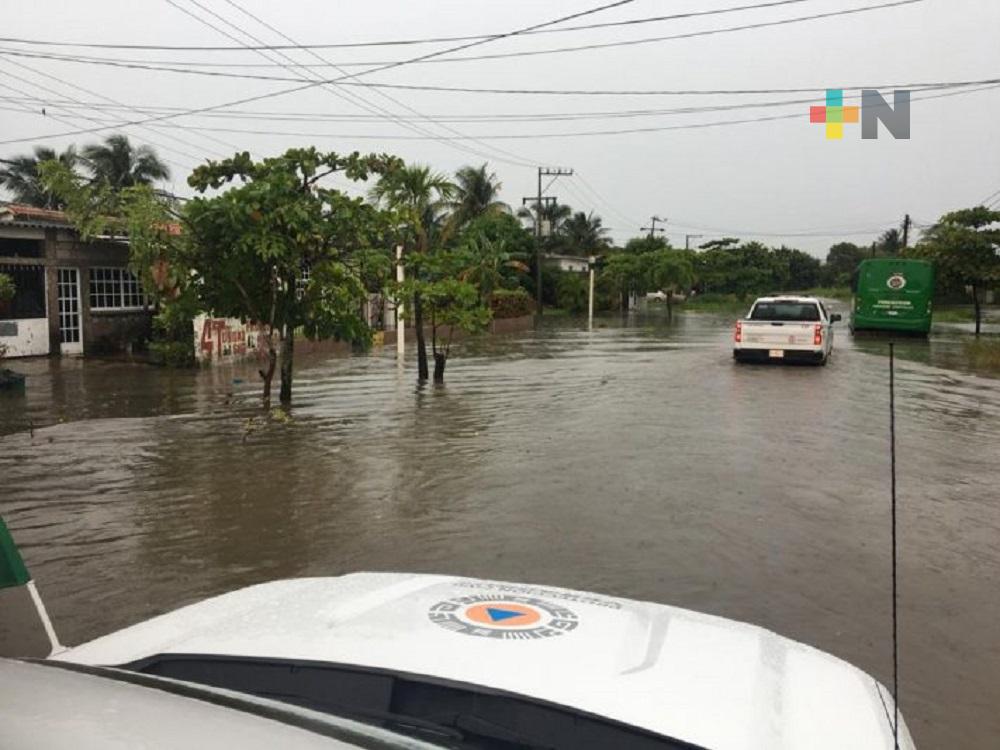 PC Coatzacoalcos exhorta a automovilistas evitar conducir por calles inundadas