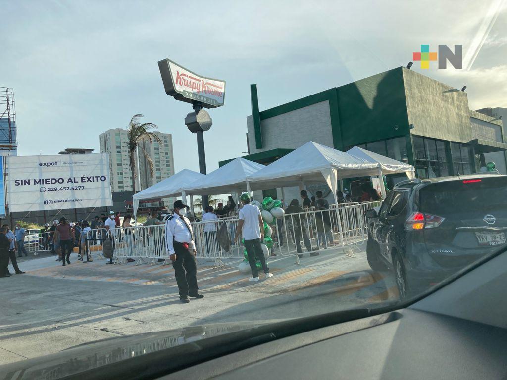 Enloquecen boqueños por apertura de franquicia de donas gringas