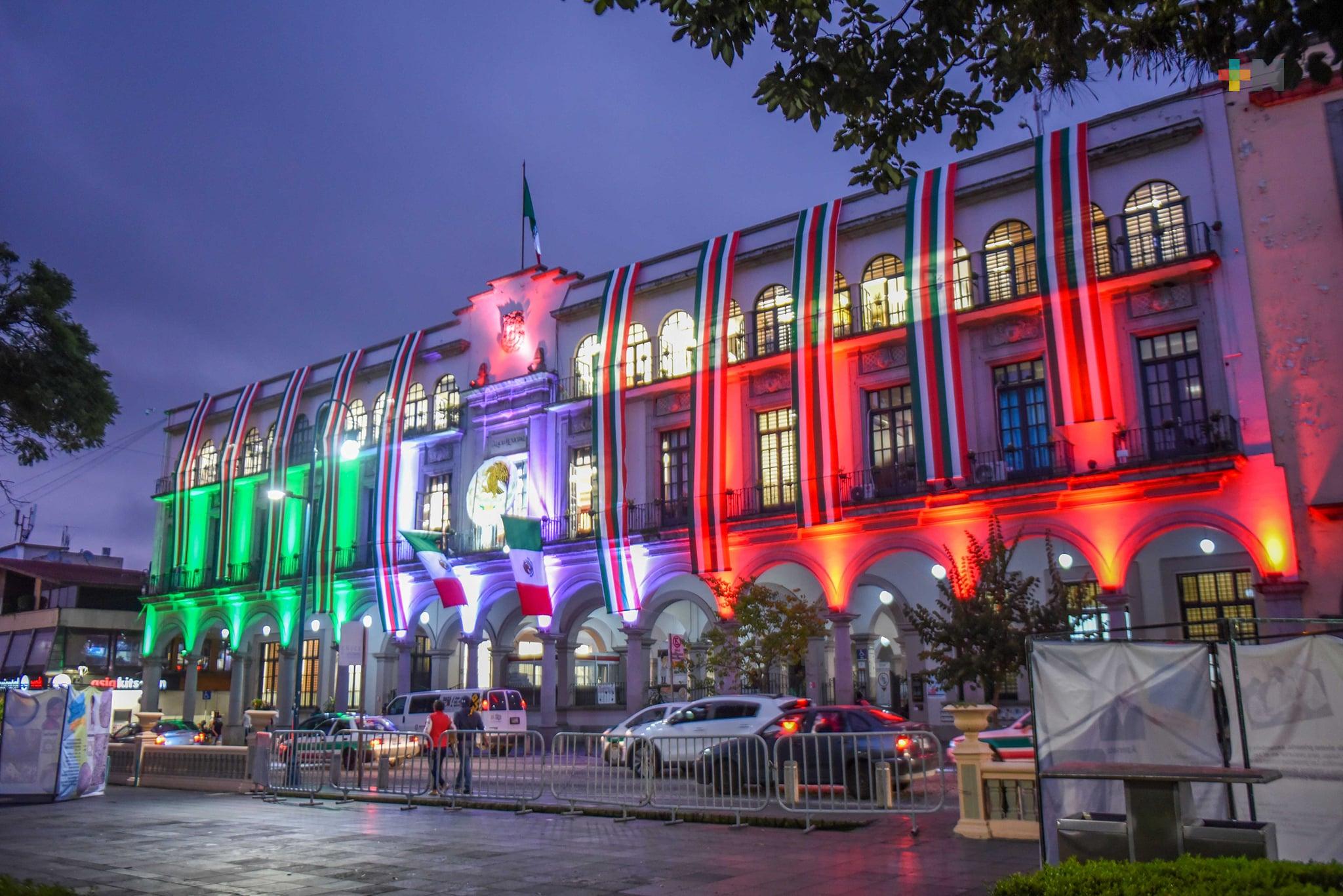 Iluminan Palacio Municipal de Xalapa