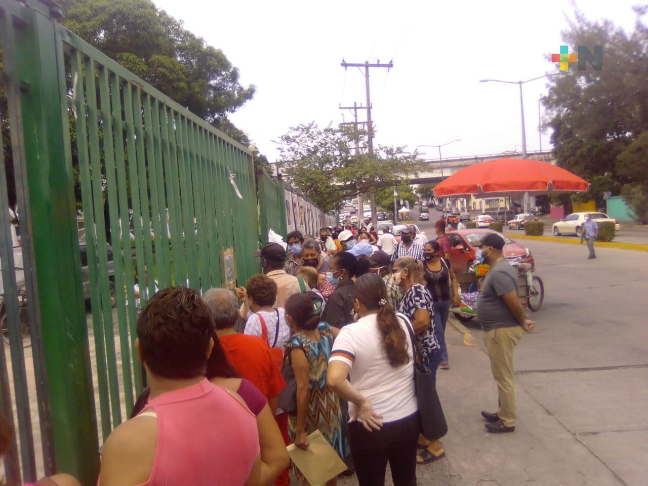Larga fila en Auditorio Benito Juárez para registrarse en la Pensión Bienestar