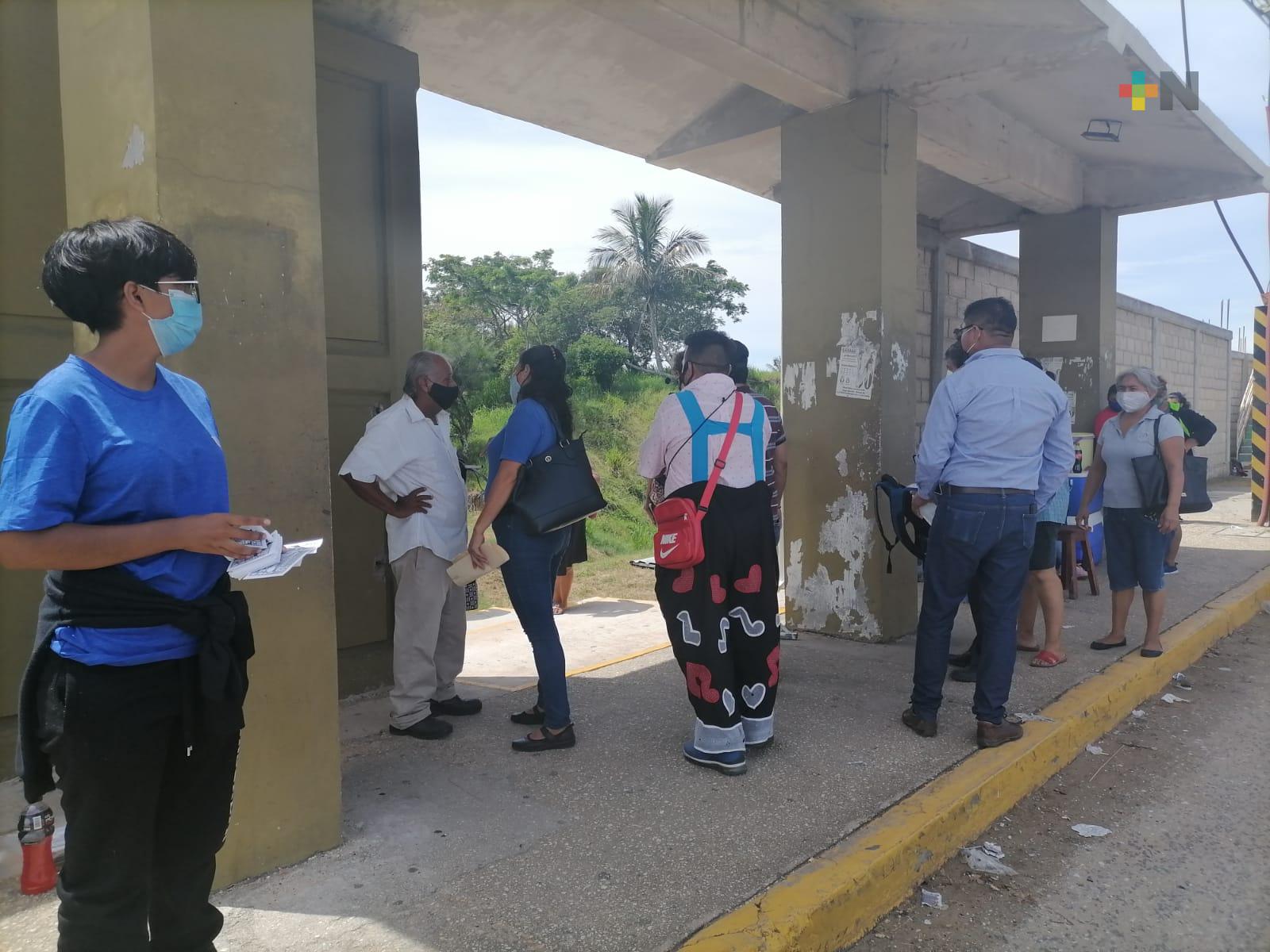 Baja afluencia en tercer día de vacunación a personas mayores de 40 años en Coatzacoalcos