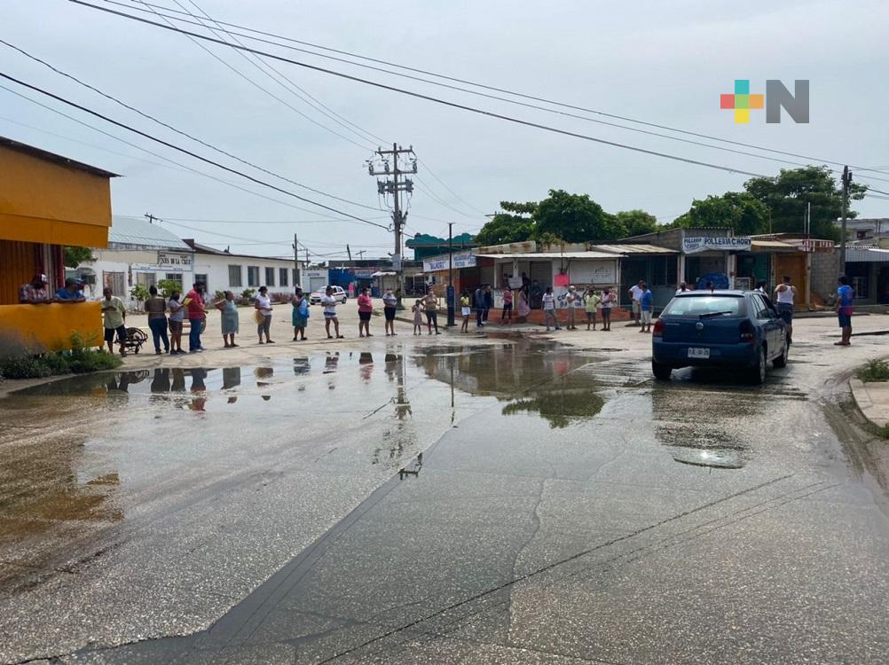 Vecinos levantaron bloqueo en calles de Coatzacoalcos, CFE atendió demanda