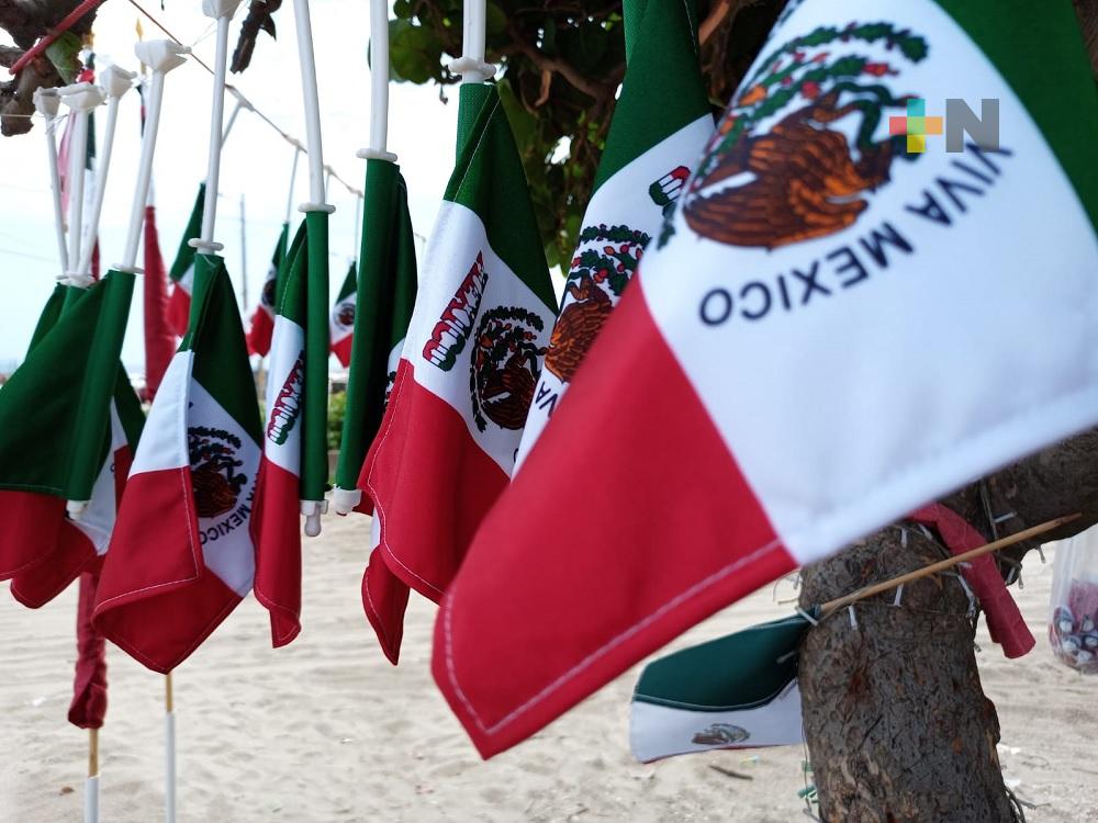 Vendedores de banderas comienzan a instalarse en Coatzacoalcos