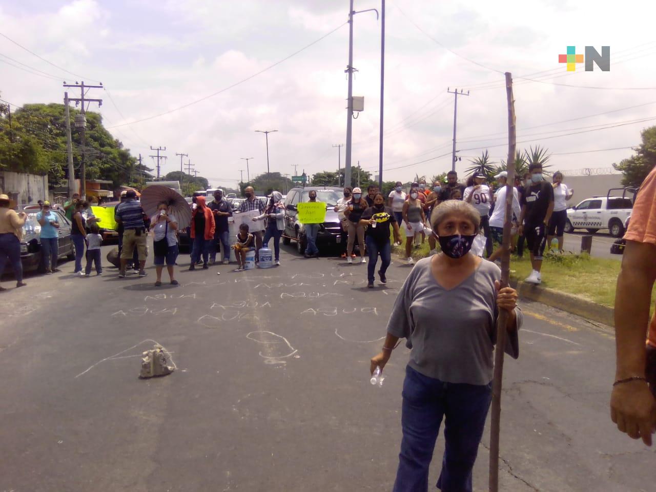 Continúa bloqueo en la carretera federal Ver-Xal, y autoridades municipales no actúan
