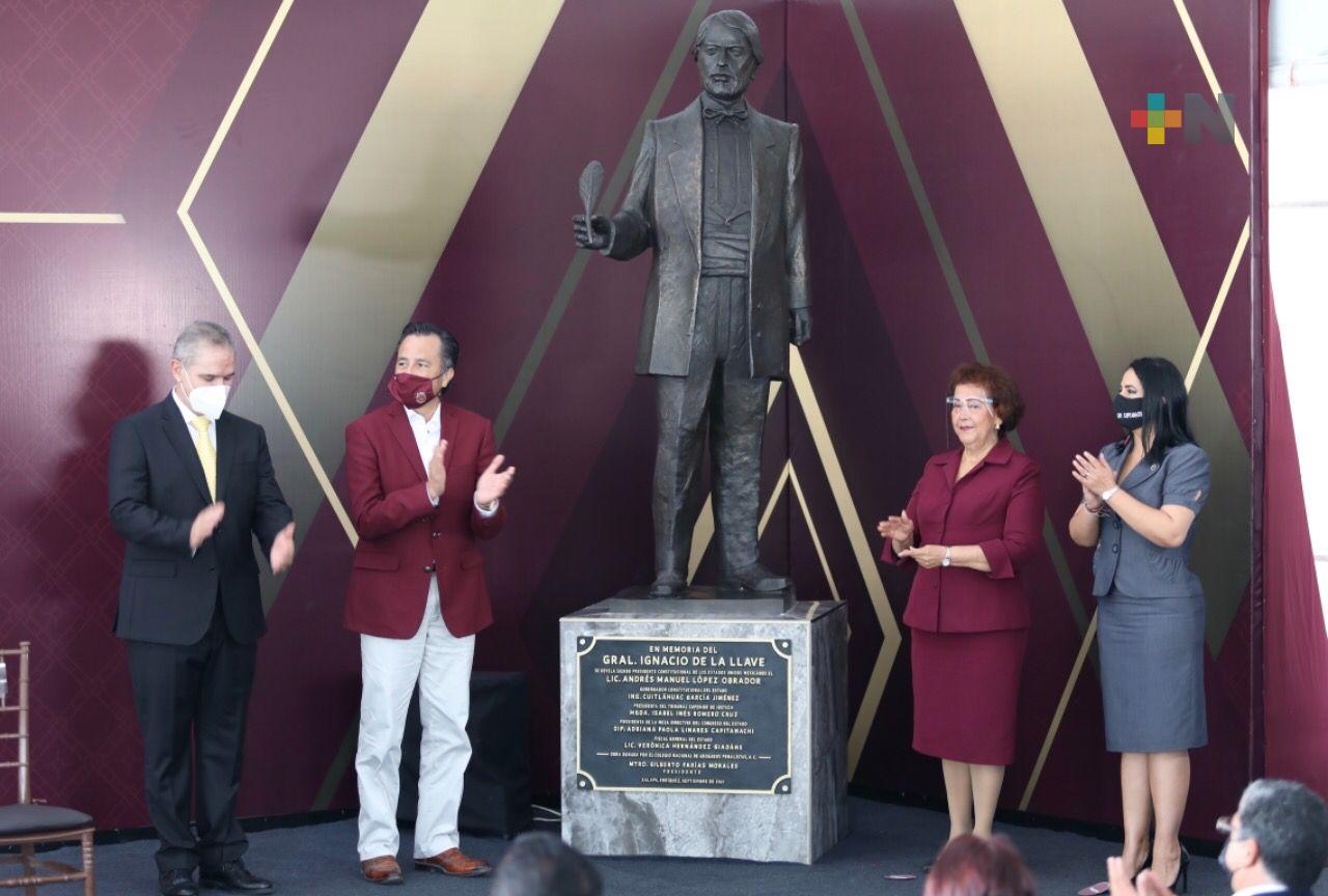 Develan estatua del General Ignacio de la Llave en el PJEV