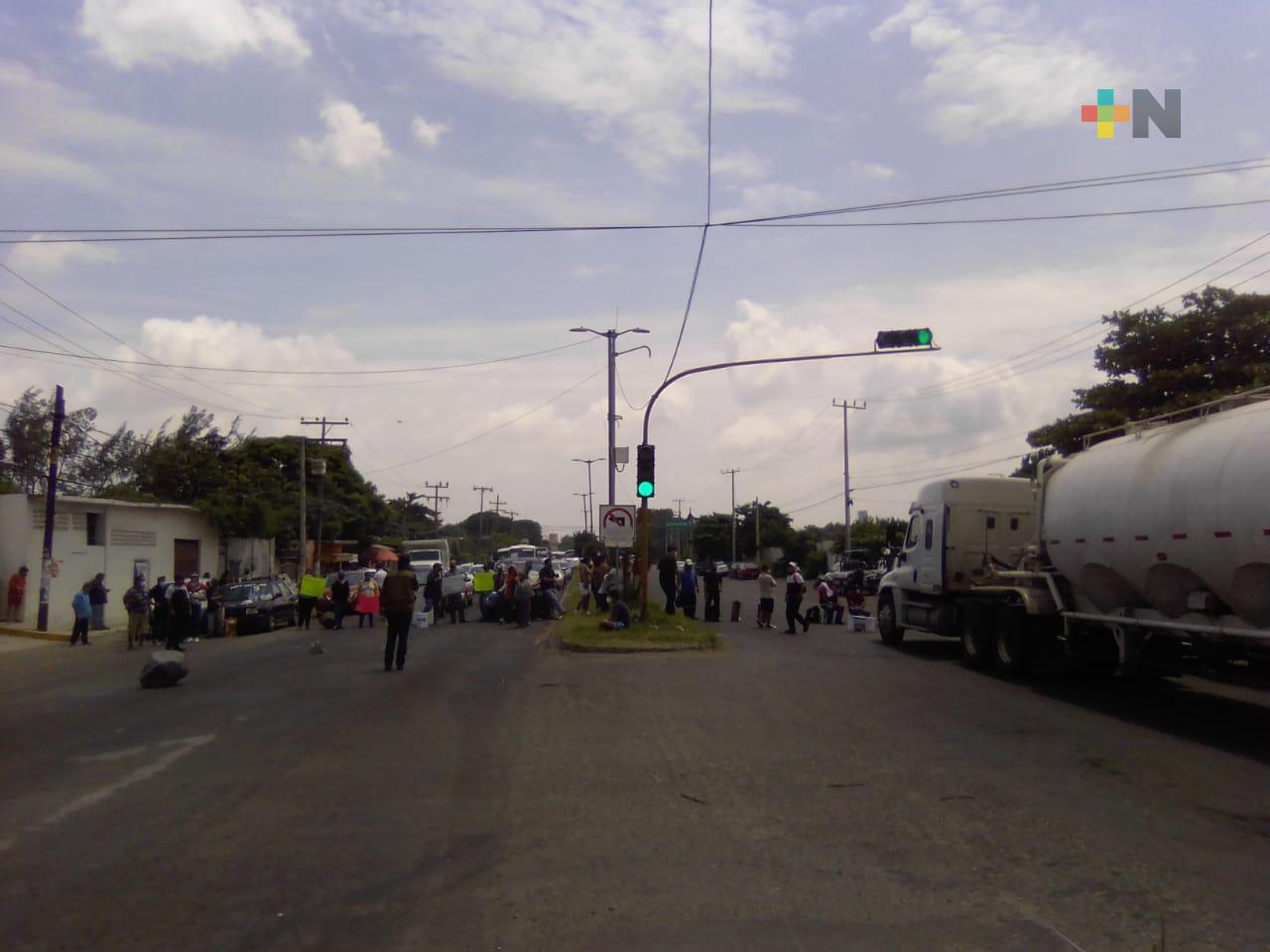Manifestantes liberan la carretera Veracruz- Xalapa