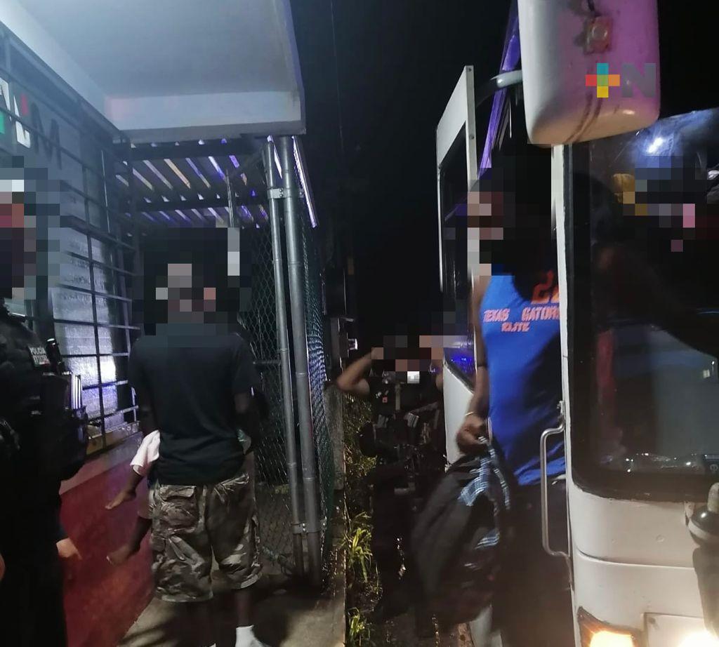 Resguardan a 50 migrantes que viajaban en transporte público