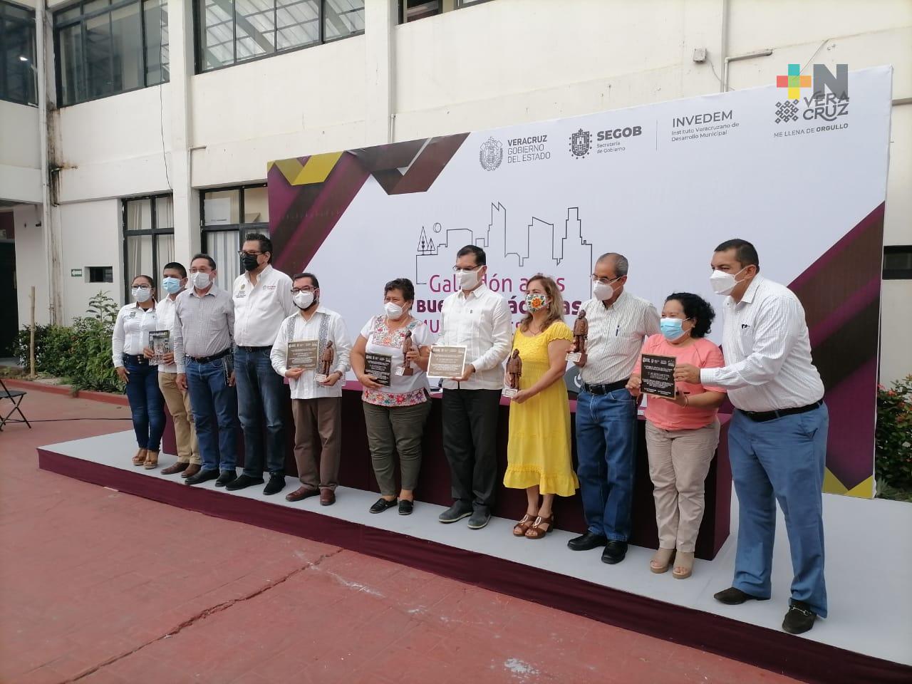 Reciben galardón por buenas prácticas los munícipes de Coatzacoalcos y Agua Dulce