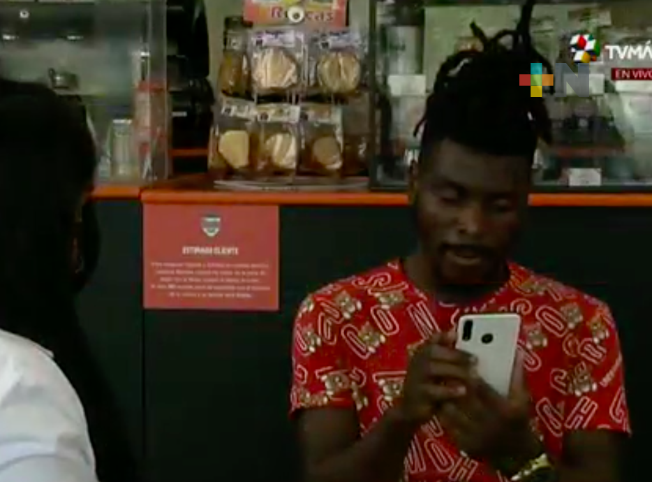 Siguen haitianos varados en terminal de ciudad de Veracruz