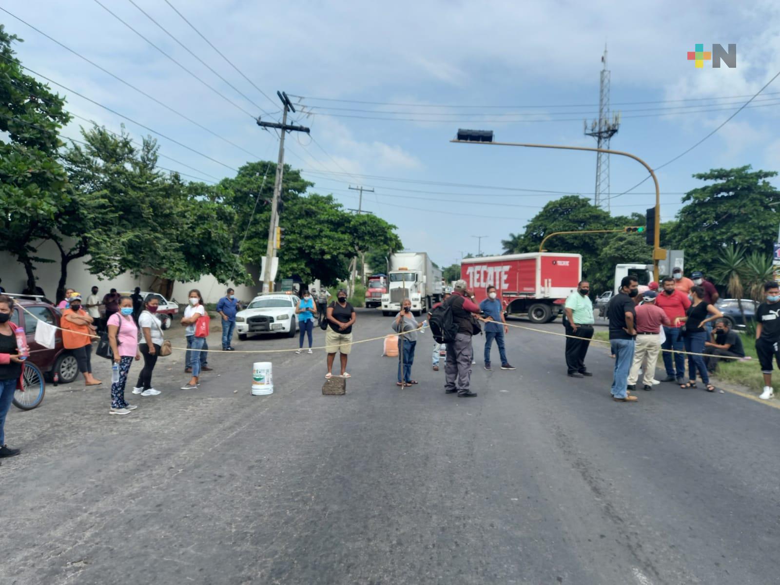 Continúa bloqueada carretera federal Veracruz- Xalapa, exigen restablecimiento del servicio de agua potable