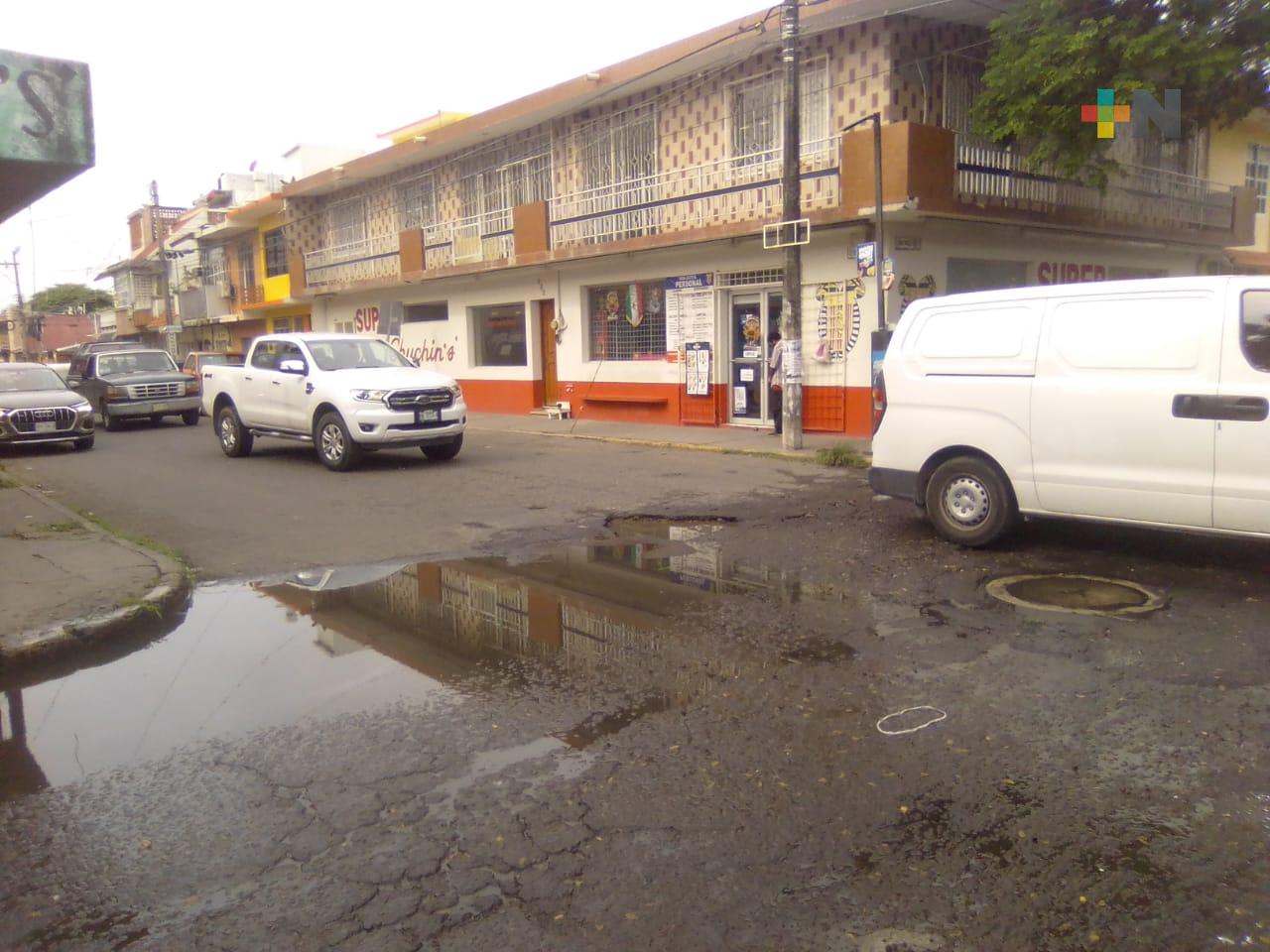 Sin atender baches y aguas negras en calles del fraccionamiento Virginia de Boca del Río