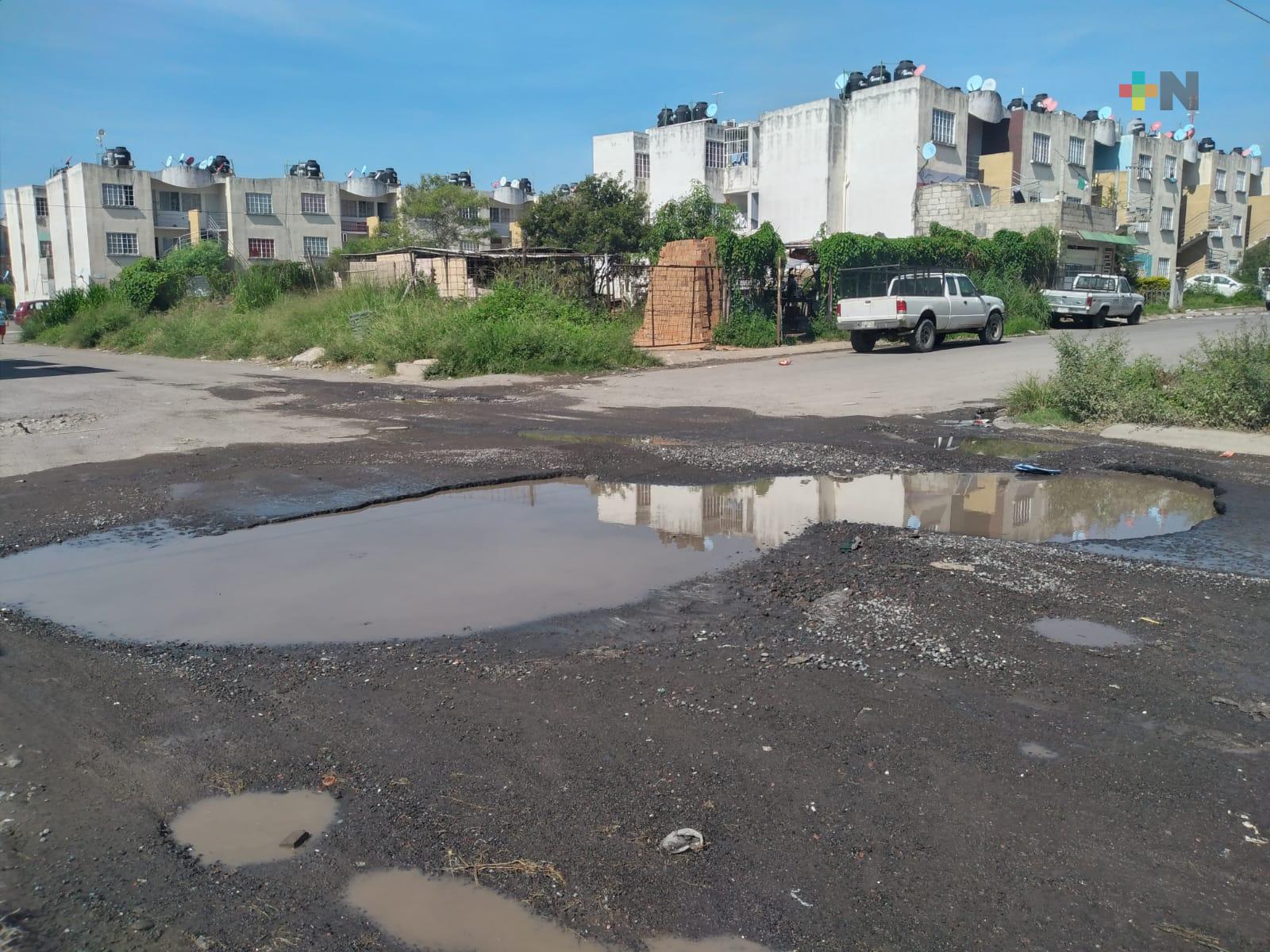En deterioro calles de Bosques del Río Medio