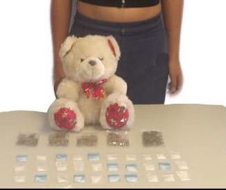Detienen a jovencita con droga oculta dentro de un oso de peluche, en Mariano Escobedo