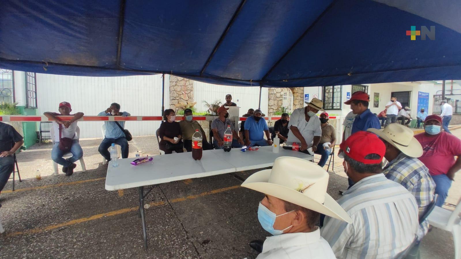 Por adeudos, toman cañeros ingenio San Nicolás