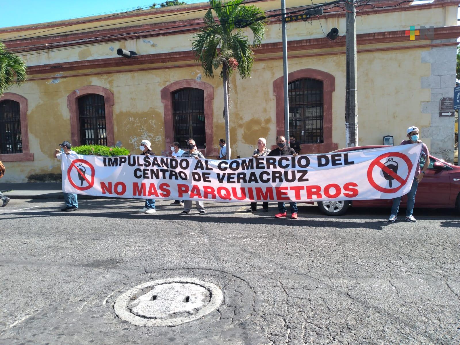 Se manifiestan en contra de los parquímetros en zona de mercados de Veracruz