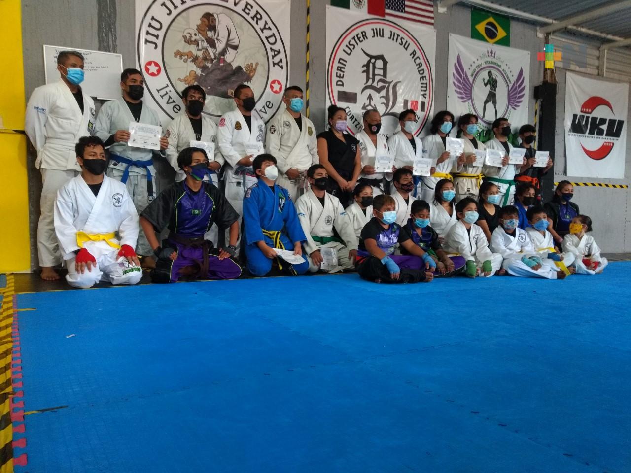Realizaron examen y cambio de grados de artes marciales mixtas