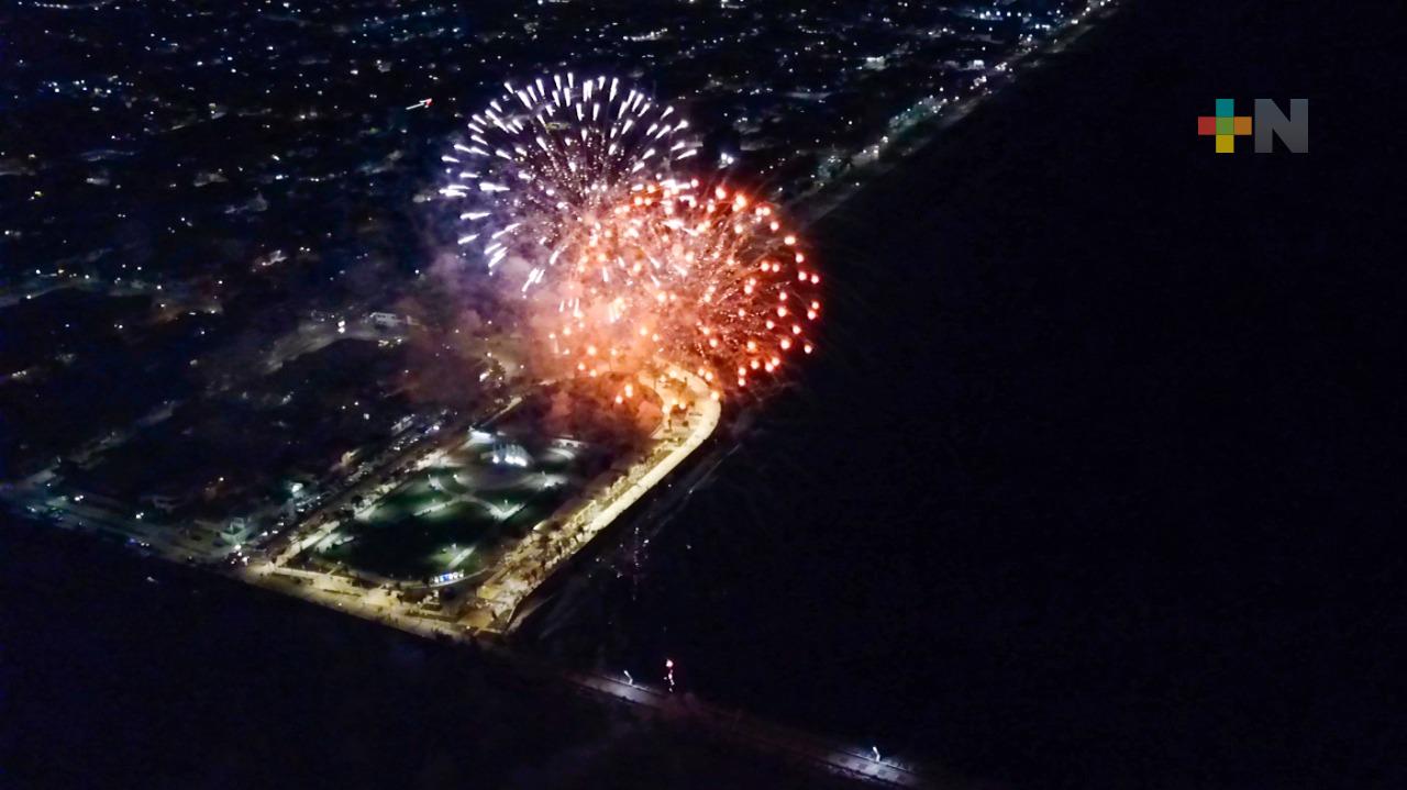 Noche de Grito y pirotecnia en Coatzacoalcos