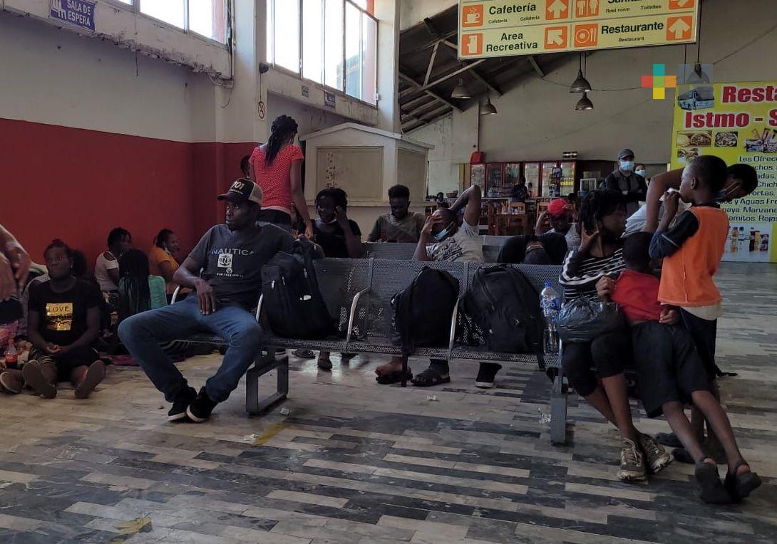 Llegan migrantes haitianos a central camionera de Coatzacoalcos