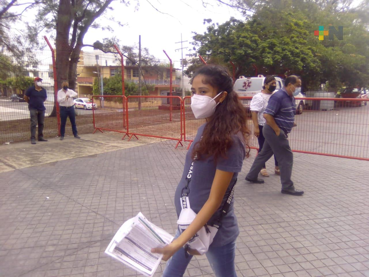 Embarazadas sí acuden a vacunarse contra Covid en el puerto de Veracruz