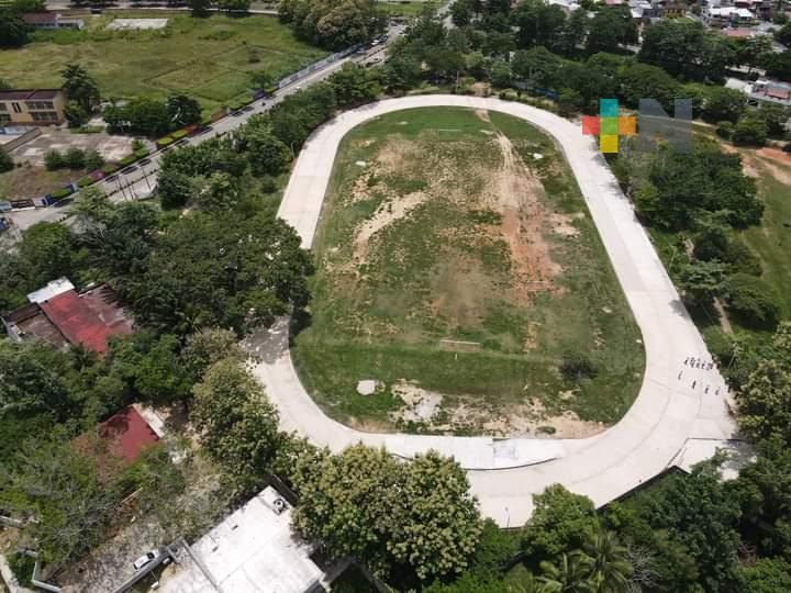 Trabajan en construcción de pista de atletismo «El Cocal» de Minatitlán