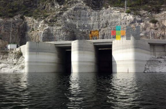 Llaman a población a evacuar zonas de riesgo por desfogue de Presa Zimapán
