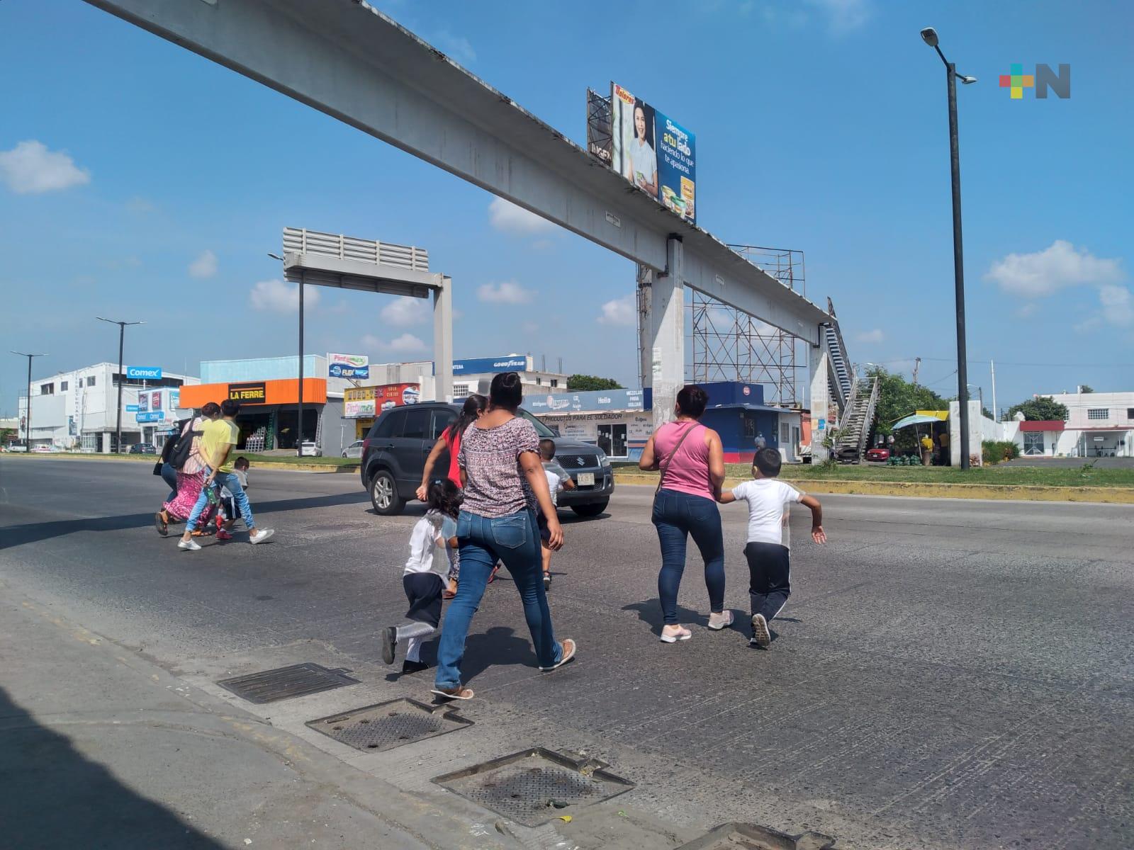 Sigue sin rehabilitarse puente peatonal de avenida Rafael Cuervo del municipio de Veracruz
