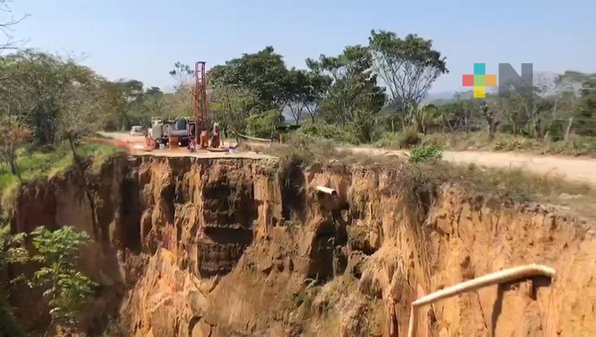 Agradecen al gobernador Cuitláhuac García reparar carretera afectada por socavón en Santiago Sochiapan