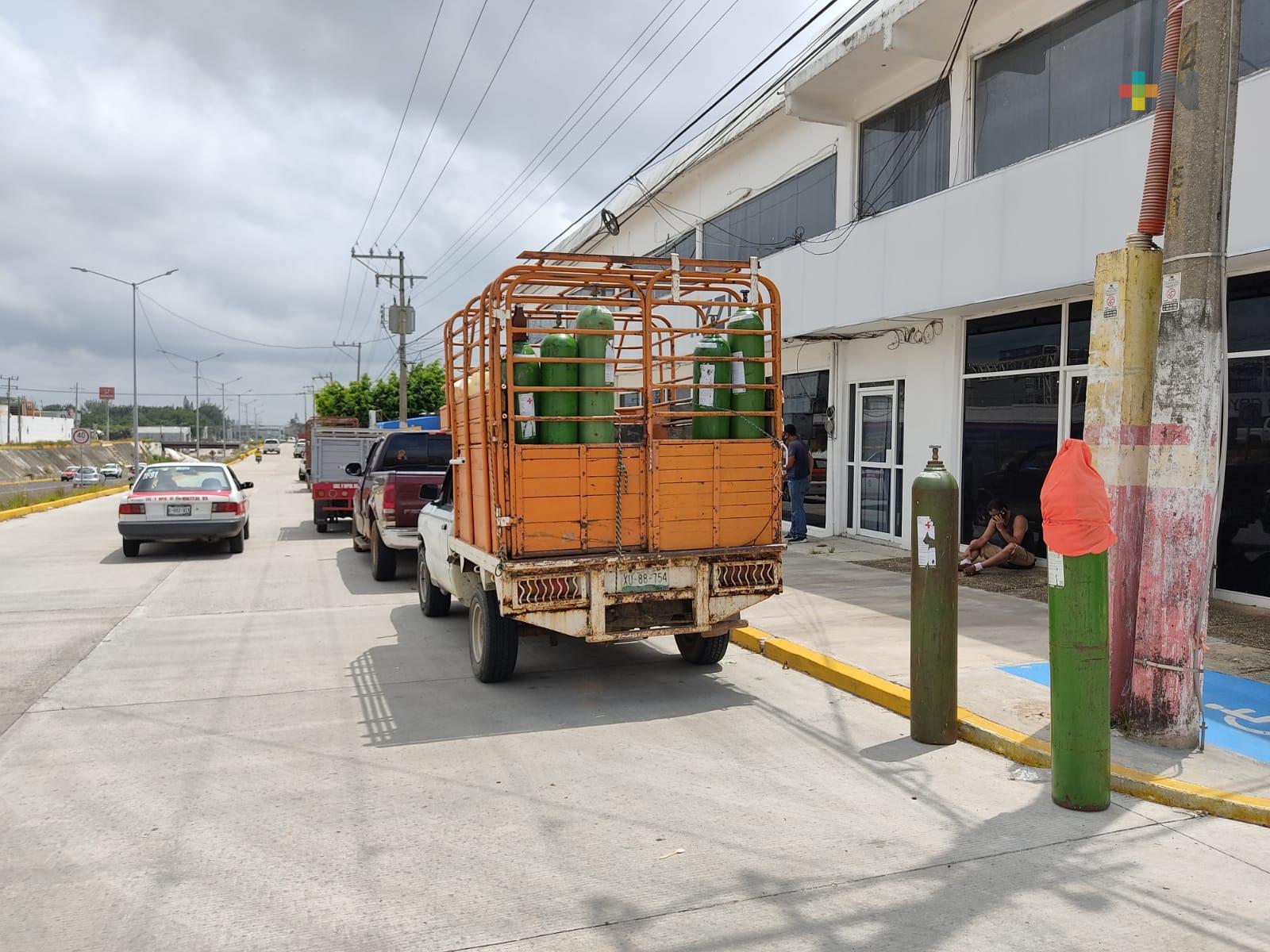 Largas filas para conseguir un tanque de oxígeno en el municipio de Minatitlán